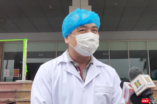 ThS. BS. Nguyễn Trung Cấp – Trưởng khoa Cấp cứu, Bệnh viện Bệnh Nhiệt đới Trung ương cơ sở 2. Ảnh: Minh Thúy