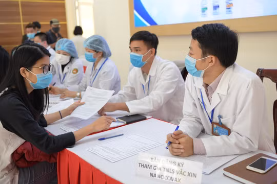Tình nguyện viên đăng ký tiêm thử nghiệm vaccine phòng COVID-19 (Ảnh: Minh Thuý) 