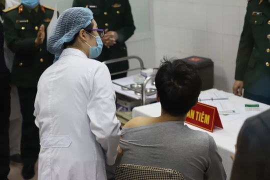 Tình nguyện viên tiêm vaccine phòng COVID-19 "made in Viet Nam" (Ảnh: Minh Thuý) 
