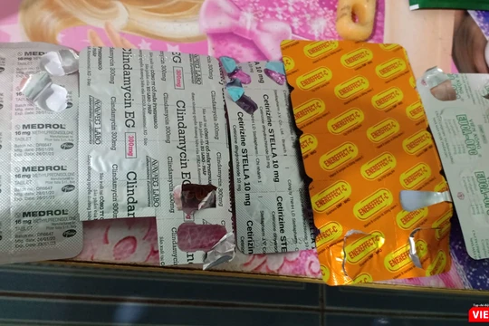 Thuốc kháng sinh (Clindamycin), kháng viêm (Medrol) xuất hiện trong đơn thuốc điều trị F0 được người dân chia sẻ trên Facebook cho nhau (Ảnh - MT) 
