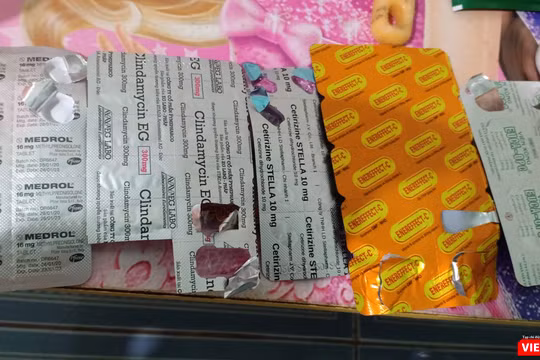 Thuốc kháng sinh (Clindamycin), kháng viêm (Medrol) xuất hiện trong đơn thuốc điều trị F0 được người dân chia sẻ trên Facebook cho nhau (Ảnh - MT) 