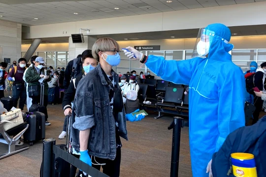 Kiểm tra nhiệt độ hành khách ở sân bay (Ảnh - BYT) 