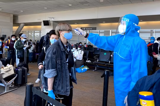 Kiểm tra nhiệt độ hành khách ở sân bay (Ảnh - BYT) 