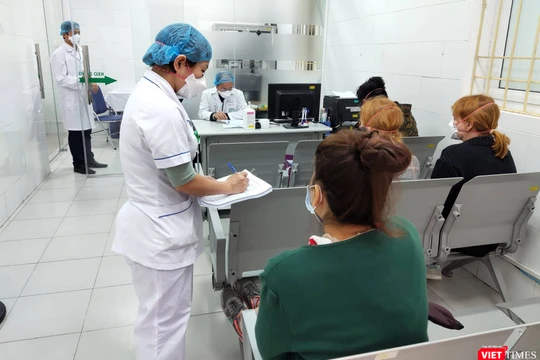 Bác sĩ thăm hỏi bệnh nhân tại Bệnh viện Bạch Mai. Ảnh: Minh Thúy 