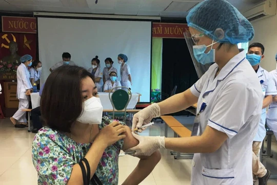 Nhân viên y tế tiêm vaccine phòng COVID-19 cho người dân (Ảnh - BYT) 