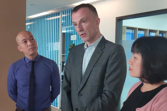 Lãnh đạo Bệnh viện Việt Pháp thông tin về sản phụ tử vong sau đẻ thường (Ảnh: Minh Thuý) 