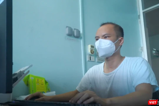 Nguyễn Văn Dưỡng – Phó Trưởng Khoa Điều trị, Bệnh viện dã chiến số 1 Bắc Ninh – sáng tạo ra phần mềm nhập dữ liệu của bệnh nhân COVID-19 (Ảnh - Lê Minh, nguồn - BYT) 