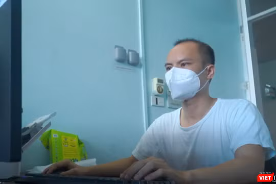 Nguyễn Văn Dưỡng – Phó Trưởng Khoa Điều trị, Bệnh viện dã chiến số 1 Bắc Ninh – sáng tạo ra phần mềm nhập dữ liệu của bệnh nhân COVID-19 (Ảnh - Lê Minh, nguồn - BYT) 