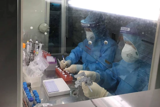 Nhân viên y tế làm việc trong phòng xét nghiệm (Ảnh - BYT) 