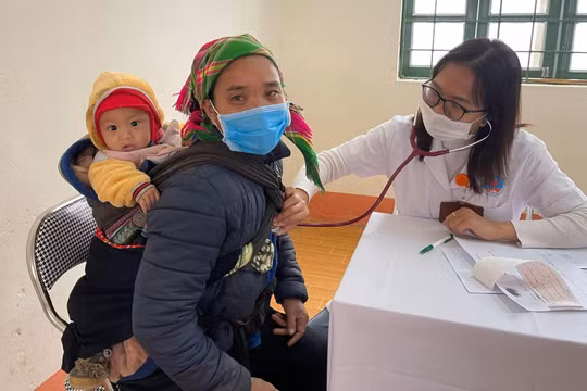 Bác sĩ khám bệnh cho người dân ở vùng cao (Ảnh: BVCC) 