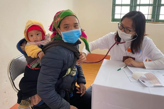 Bác sĩ khám bệnh cho người dân ở vùng cao (Ảnh: BVCC) 