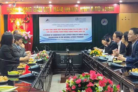 Lễ trao tặng thuốc điều trị bệnh phong của Tổ chức Y tế Thế giới (WHO) cho chương trình phòng, chống phong quốc gia (Ảnh - Minh Thuý) 
