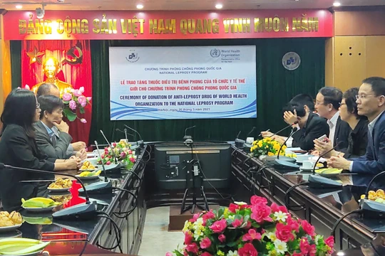 Lễ trao tặng thuốc điều trị bệnh phong của Tổ chức Y tế Thế giới (WHO) cho chương trình phòng, chống phong quốc gia (Ảnh - Minh Thuý) 