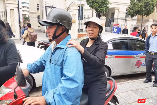 Bị cáo Nguyễn Bích Quy (áo đen đội mũ bảo hiểm ngồi sau) ra về sau khi phiên tòa kết thúc. Ảnh: Minh Thúy. 