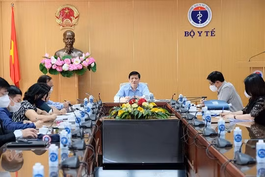 Bộ trưởng Bộ Y tế Nguyễn Thanh Long họp với các đơn vị liên quan về công tác tiêm vaccine phòng COVID-19 cho trẻ em (Ảnh - Trần Minh) 