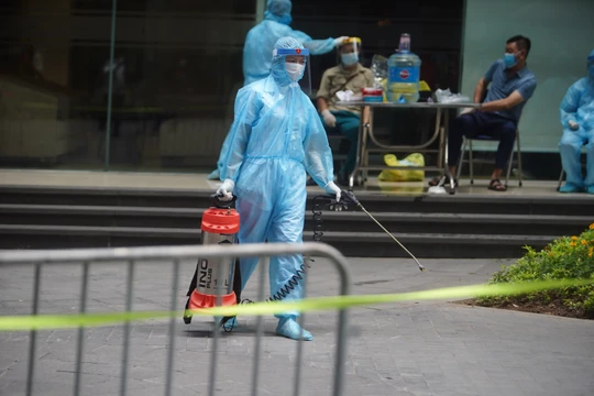 Phun khử khuẩn phòng covid (Ảnh - Minh Nhân) 