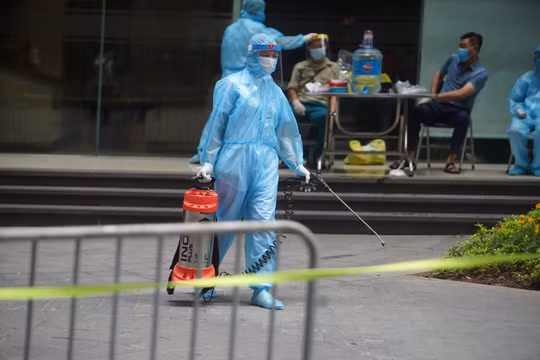 Phun khử khuẩn phòng dịch (Ảnh - Minh Nhân) 