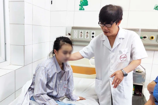 PGS. TS. Bùi Vũ Huy thăm hỏi tình hình bệnh nhi bị viêm não đang điều trị tại Khoa Nhi, Bệnh viện Bệnh Nhiệt đới Trung ương. Ảnh: Minh Thúy 