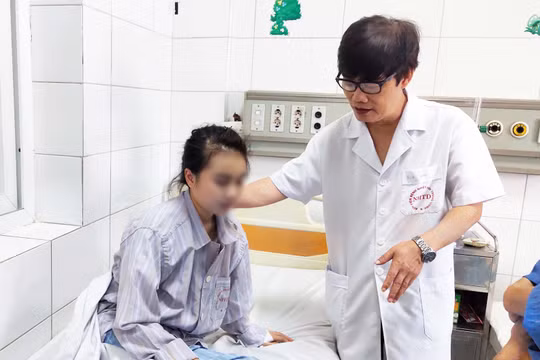 PGS. TS. Bùi Vũ Huy thăm hỏi tình hình bệnh nhi bị viêm não đang điều trị tại Khoa Nhi, Bệnh viện Bệnh Nhiệt đới Trung ương. Ảnh: Minh Thúy 