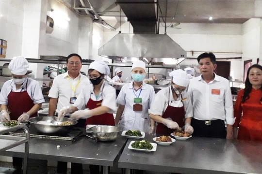 Đoàn kiểm tra an toàn thực phẩm tỉnh Nam Định phối hợp với Văn phòng Tỉnh ủy giám sát an toàn thực phẩm tại khách sạn Vị Hoàng