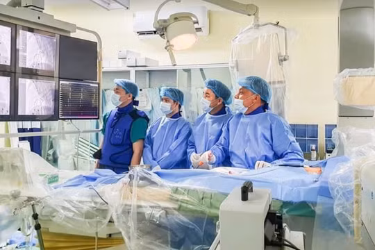 Các bác sĩ phẫu thuật cho bệnh nhi ngay trong đêm (Ảnh - BVCC) 