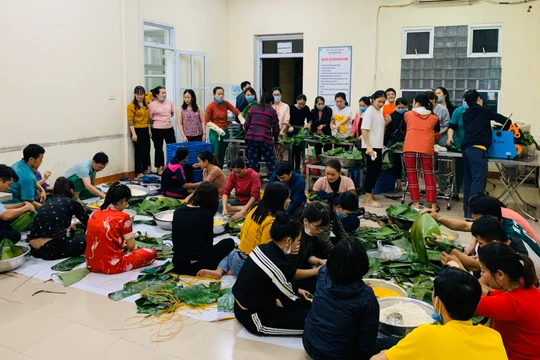 Bác sĩ tại Bệnh viện Hữu nghị Đa khoa Nghệ An đã gói hơn 500 chiếc bánh chưng để chống lũ (Ảnh: Hoàng Linh) 