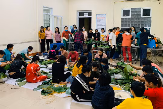 Bác sĩ tại Bệnh viện Hữu nghị Đa khoa Nghệ An đã gói hơn 500 chiếc bánh chưng để chống lũ (Ảnh: Hoàng Linh) 