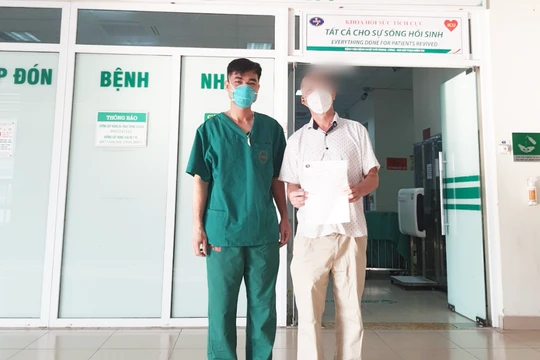 Bệnh nhân P. mắc COVID-19 khoẻ mạnh trong ngày ra viện (Ảnh - Đặng Thanh) 