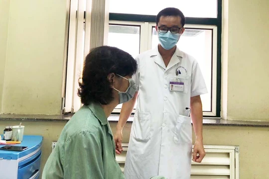 Bác sĩ thăm hỏi tình hình sức khỏe của bệnh nhân. Ảnh: Bệnh viện Hữu Nghị 