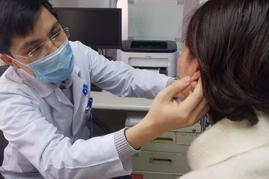 Bác sĩ khám tai cho bệnh nhân (Ảnh: BVCC) 