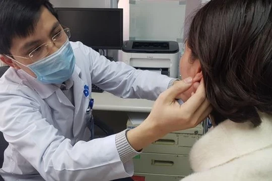 Bác sĩ khám tai cho bệnh nhân (Ảnh: BVCC) 