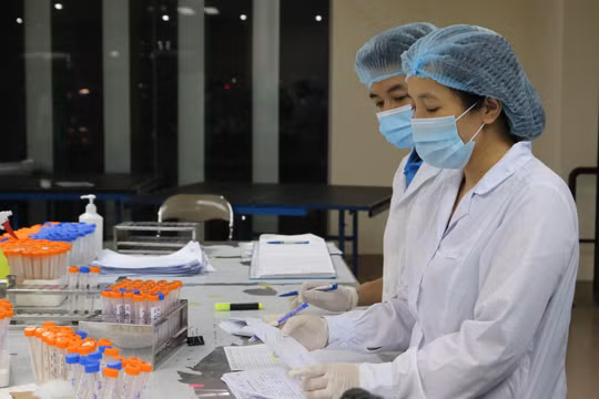 Nhân viên y tế ghi chép thông tin mẫu xét nghiệm COVID-19 (Ảnh - Ngọc Nga)