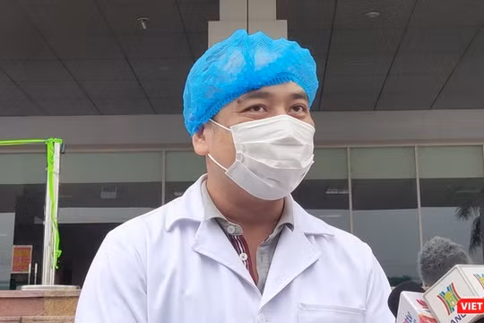 BS. Nguyễn Trung Cấp – Phó Giám đốc Bệnh viện Bệnh Nhiệt đới Trung ương, người trực tiếp điều trị cho bệnh nhân mắc COVID-19. (Ảnh: Minh Thúy) 