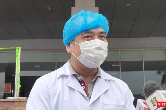 BS. Nguyễn Trung Cấp – Phó Giám đốc Bệnh viện Bệnh Nhiệt đới Trung ương, người trực tiếp điều trị cho bệnh nhân mắc COVID-19. (Ảnh: Minh Thúy) 
