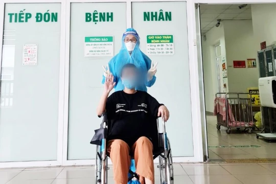 Sản phụ mắc COVID-19 khoẻ mạnh trong ngày ra viện (Ảnh - BVCC)