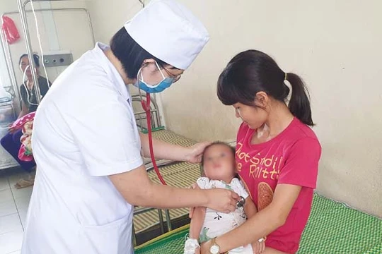 Bác sĩ chăm sóc bé 19 tháng tuổi bị bỏ quên trên xe ô tô. Ảnh: Bệnh viện Đa khoa tỉnh Vĩnh Phúc. 