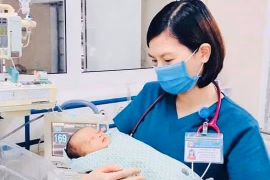 Bác sĩ chăm sóc cho bé sơ sinh 3 ngày tuổi bị bỏ rơi ở hố ga. Ảnh: Bệnh viện Đa khoa Xanh Pôn. 