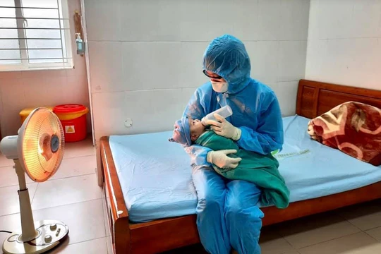 Bác sĩ chăm sóc cho bé sơ sinh tại bệnh viện (Ảnh - TM)