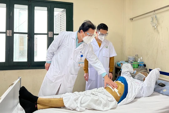 Các bác sĩ khám cho bệnh nhân sau phẫu thuật (Ảnh - BVCC) 