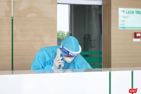 Bác sĩ trực cấp cứu ở bệnh viện (Ảnh - Minh Thuý) 