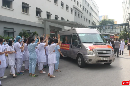 Đoàn 35 bác sĩ, điều dưỡng ở Bệnh viện Hữu Nghị lên đường vào TP. HCM chống dịch (Ảnh - Minh Thuý) 