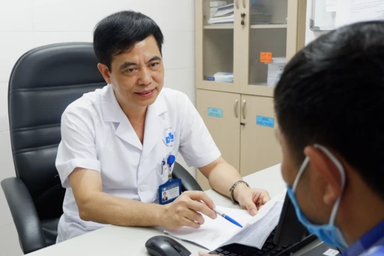 BS. Đào Hữu Ghi - Trưởng Khoa Điều trị Bệnh da nam giới, Bệnh viện Da liễu Trung ương - tư vấn cho một bệnh nhân (Ảnh: Thảo Vy)