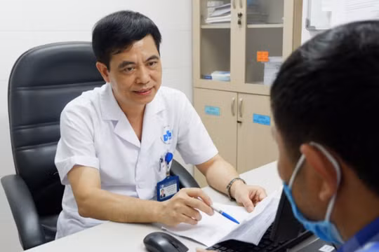 BS. Đào Hữu Ghi - Trưởng Khoa Điều trị Bệnh da nam giới, Bệnh viện Da liễu Trung ương - tư vấn cho một bệnh nhân (Ảnh: Thảo Vy)