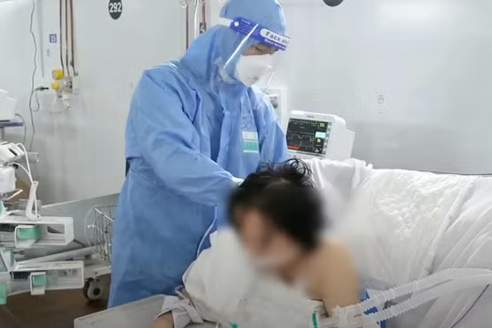 Bác sĩ chăm sóc cho bệnh nhân COVID-19 (Ảnh - BYT)