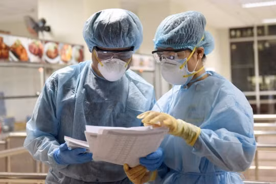 Bác sĩ kiểm tra thông tin của bệnh nhân COVID-19 (Ảnh - BYT) 