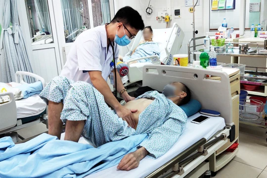 Bác sĩ khám bệnh cho bệnh nhân bị ngộ độc sau khi uống viên thuốc nam trị tiểu đường (Ảnh: Văn Phong) 