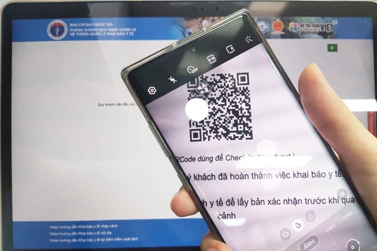 Người dân quét mã QR để khai báo y tế (Ảnh - Minh Thuý) 