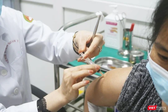 Tình nguyện viên được tiêm vaccine phòng COVID-19 (Ảnh - Minh Thuý) 