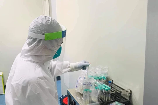 Nhân viên y tế làm việc trong phòng xét nghiệm COVID-19 (Ảnh - BYT) 