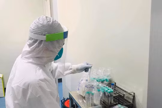 Nhân viên y tế làm việc trong phòng xét nghiệm COVID-19 (Ảnh - BYT) 